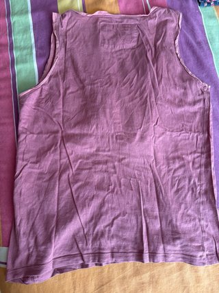 Camiseta sin mangas rosa con volantes