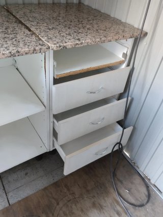 Mueble de cocina con encimera de piedra
