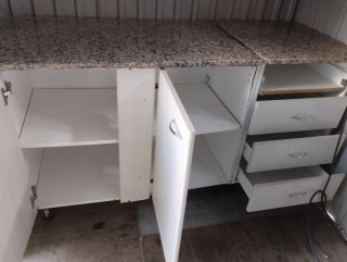 Mueble de cocina con encimera de piedra