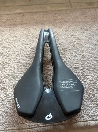 Sella Prologo Nago Carbonio