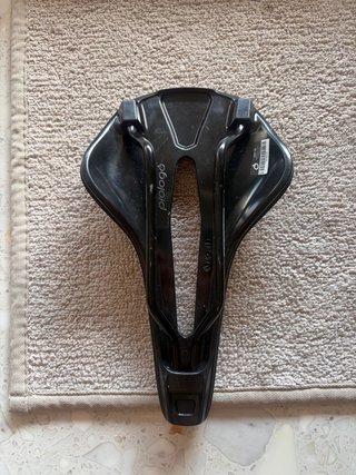Sella Prologo Nago Carbonio