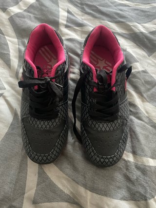 Zapatillas con ruedas negras y rosas