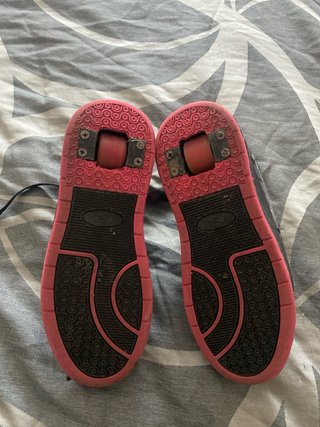 Zapatillas con ruedas negras y rosas