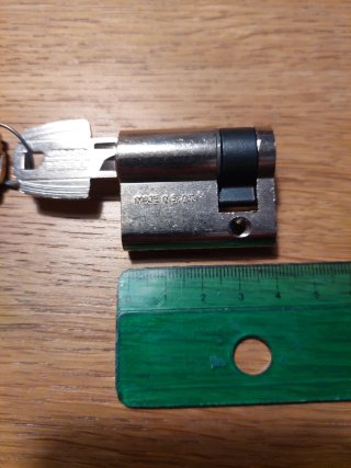 Cerradura Tesa con llaves y escudo