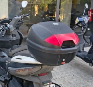 Baúl Givi 29L Moto Scooter Negro Rojo
