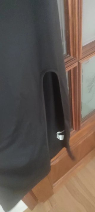 Vestido negro con botones dorados sin estrenar.