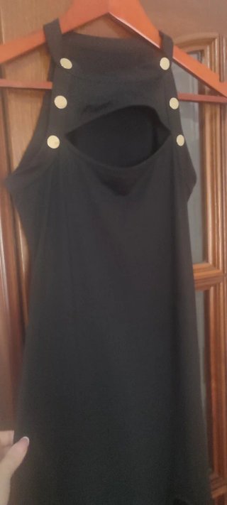 Vestido negro con botones dorados sin estrenar.