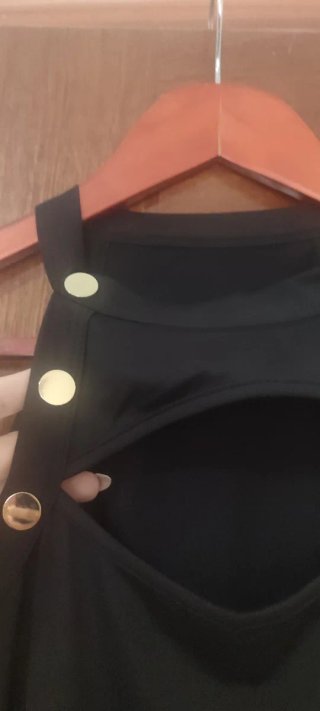 Vestido negro con botones dorados sin estrenar.