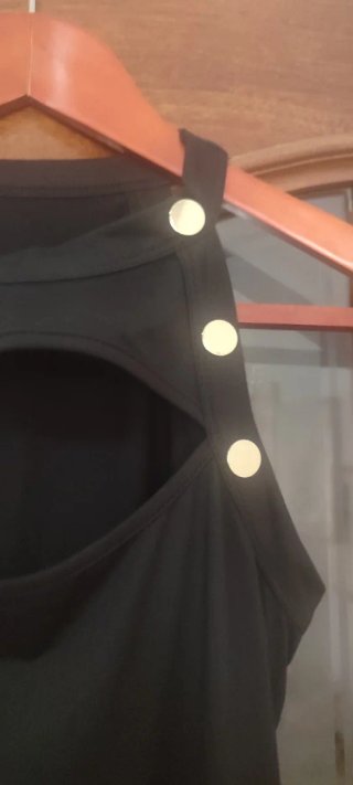 Vestido negro con botones dorados sin estrenar.