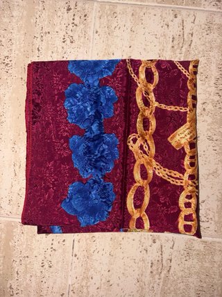 Sciarpa Chanel con catena e fiori stampati