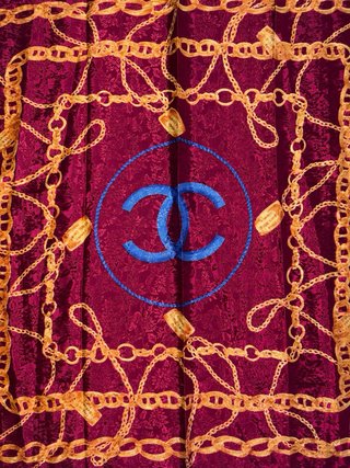 Sciarpa Chanel con catena e fiori stampati