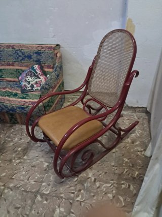 Mecedora de madera y cuero