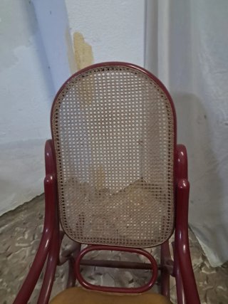 Mecedora de madera y cuero