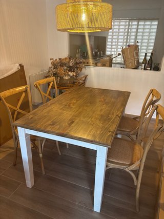 Mesa de comedor de madera