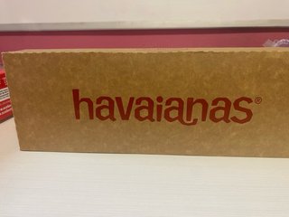 Havaianas chanclas grises y blancas