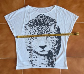 Camiseta con estampado de leopardo. Talla S.
