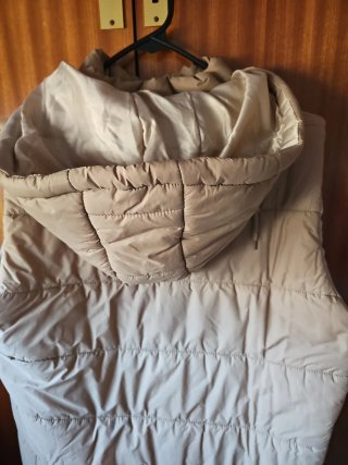 Chaleco largo beige con capucha