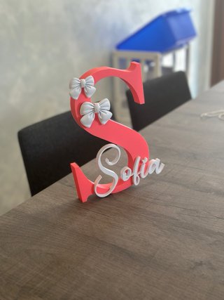 Lettera S decorativa con fiocchi