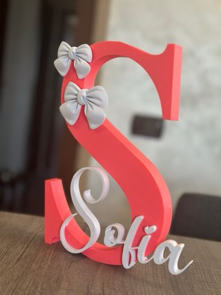 Lettera S decorativa con fiocchi