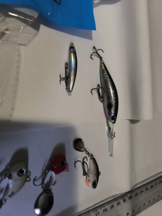 Lote 91 señuelos: Pikies, Rapala, Crankbaits...