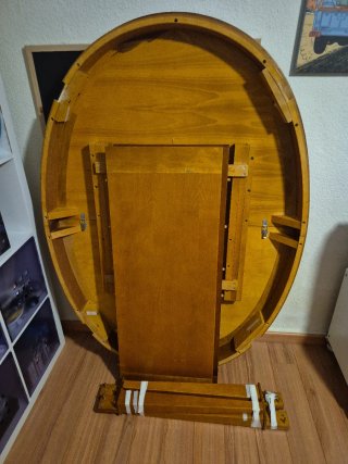 Mesa de comedor ovalada de madera de cerezo.