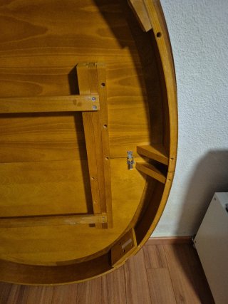 Mesa de comedor ovalada de madera de cerezo.