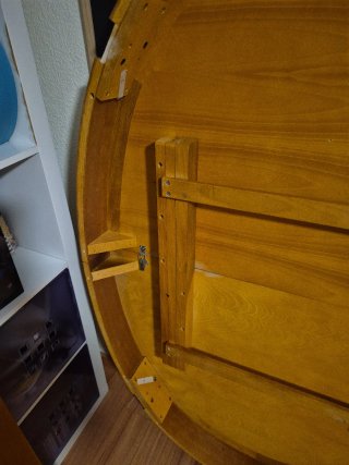 Mesa de comedor ovalada de madera de cerezo.