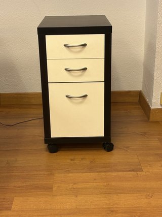 Cajonera de madera con ruedas