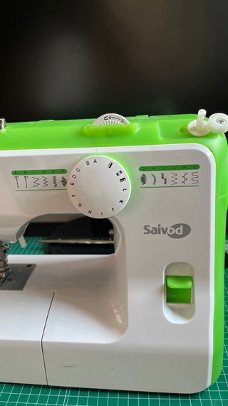 Máquina de coser Saivod verde y blanca