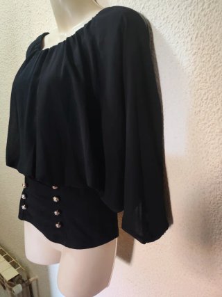 Blusa negra con botones dorados