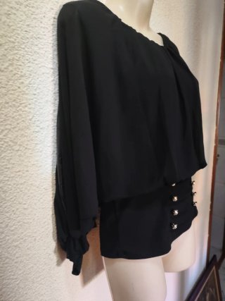 Blusa negra con botones dorados