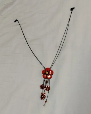 Collana fatta a mano con fiori rossi