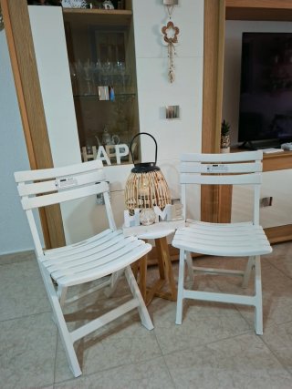 Sillas plegables blancas nuevas.