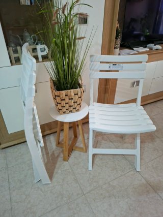 Sillas plegables blancas nuevas.