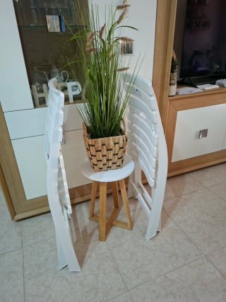Sillas plegables blancas nuevas.