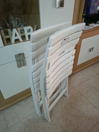 Sillas plegables blancas nuevas.