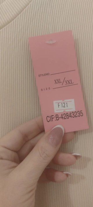Vestido beige con abertura abajo sin estrenar.