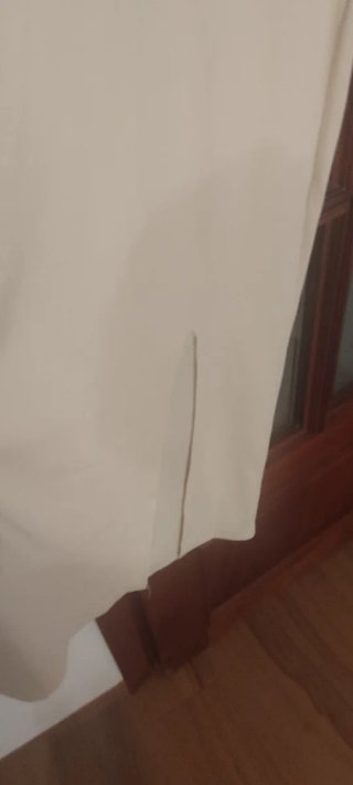 Vestido beige con abertura abajo sin estrenar.