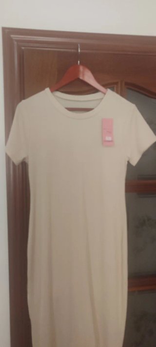 Vestido beige con abertura abajo sin estrenar.
