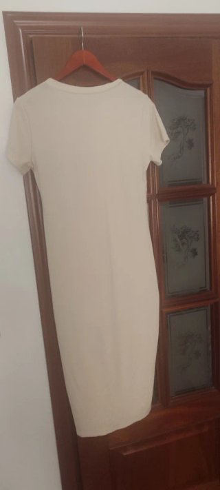 Vestido beige con abertura abajo sin estrenar.