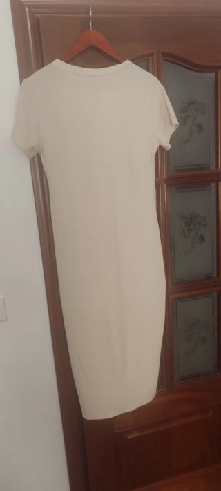 Vestido beige con abertura abajo sin estrenar.