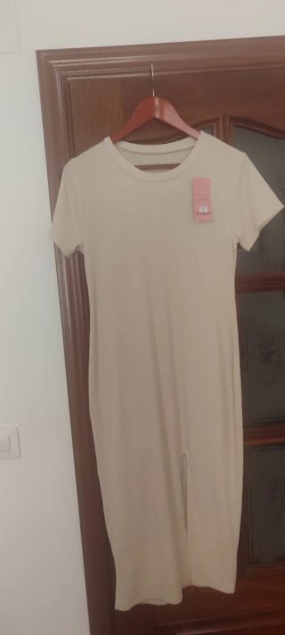 Vestido beige con abertura abajo sin estrenar.