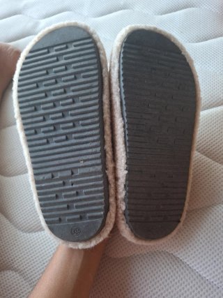Pantuflas de borrego con hebilla