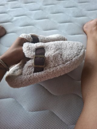 Pantuflas de borrego con hebilla