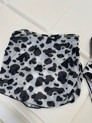 Conjunto bikini y pareo estampado