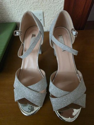 Zapatos de tacón plateados brillantes
