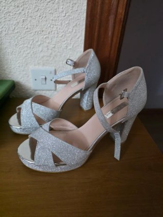 Zapatos de tacón plateados brillantes