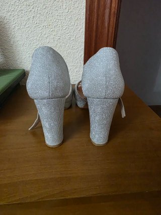 Zapatos de tacón plateados brillantes