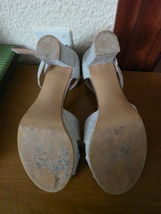 Zapatos de tacón plateados brillantes