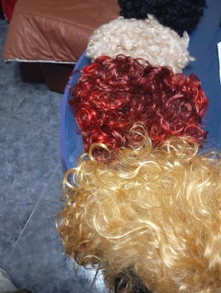 Pelucas rizadas (negras, rubias, rojas)